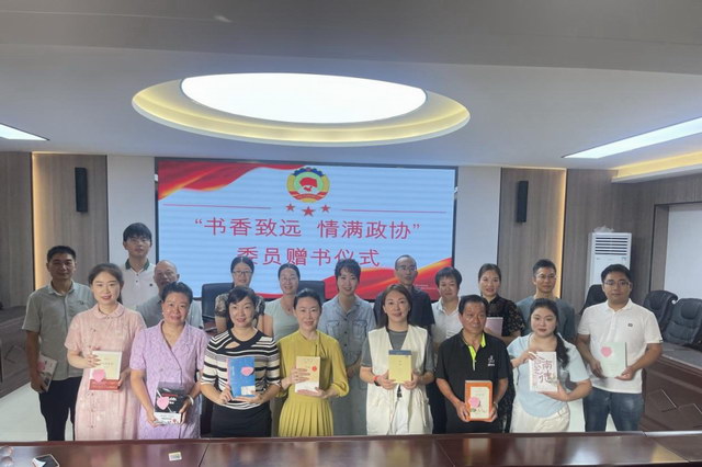 宜黄县图书馆开展“全民阅读·送书进机关”活动