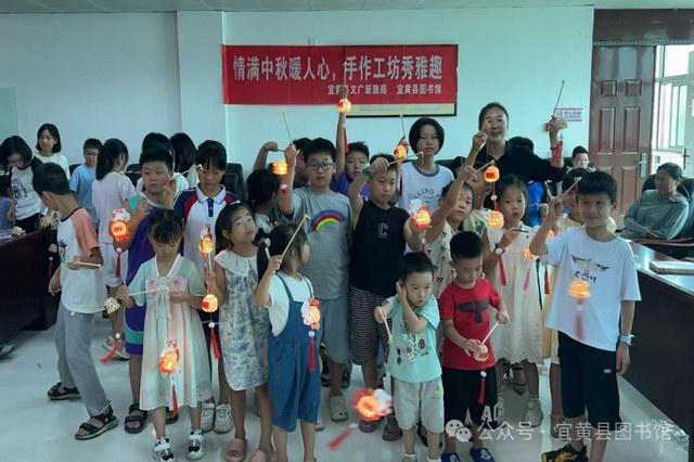 宜黄县图书馆开展“情满中秋暖人心 手作工坊秀雅趣”主题活动